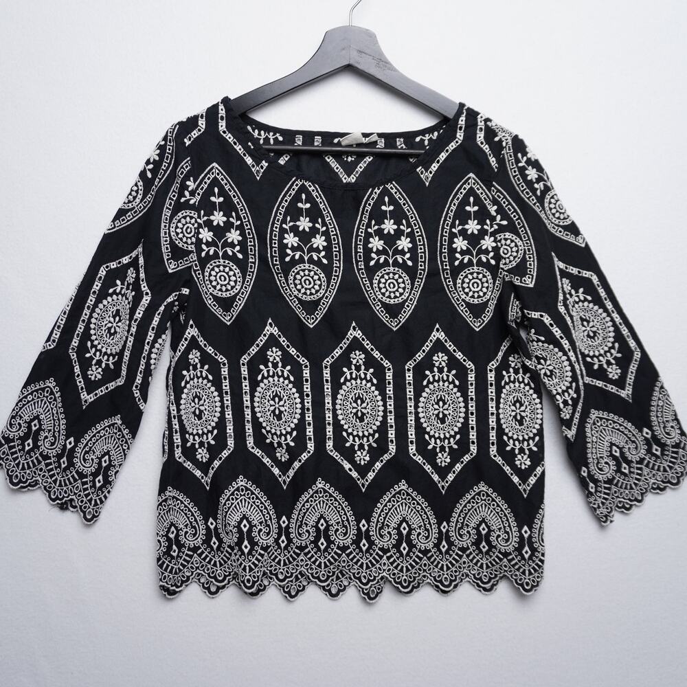 Gap Black and White‎ Embroidered Eyelet Top Small